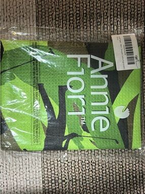 Annie Fiori Green or Red Golf Towel